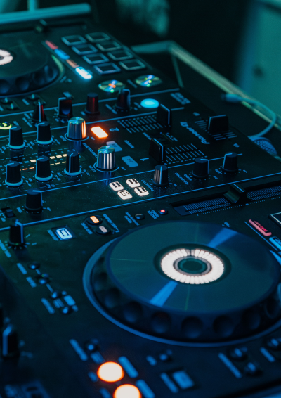 DJ