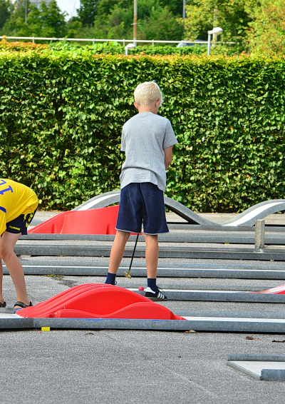 drenge spiller minigolf